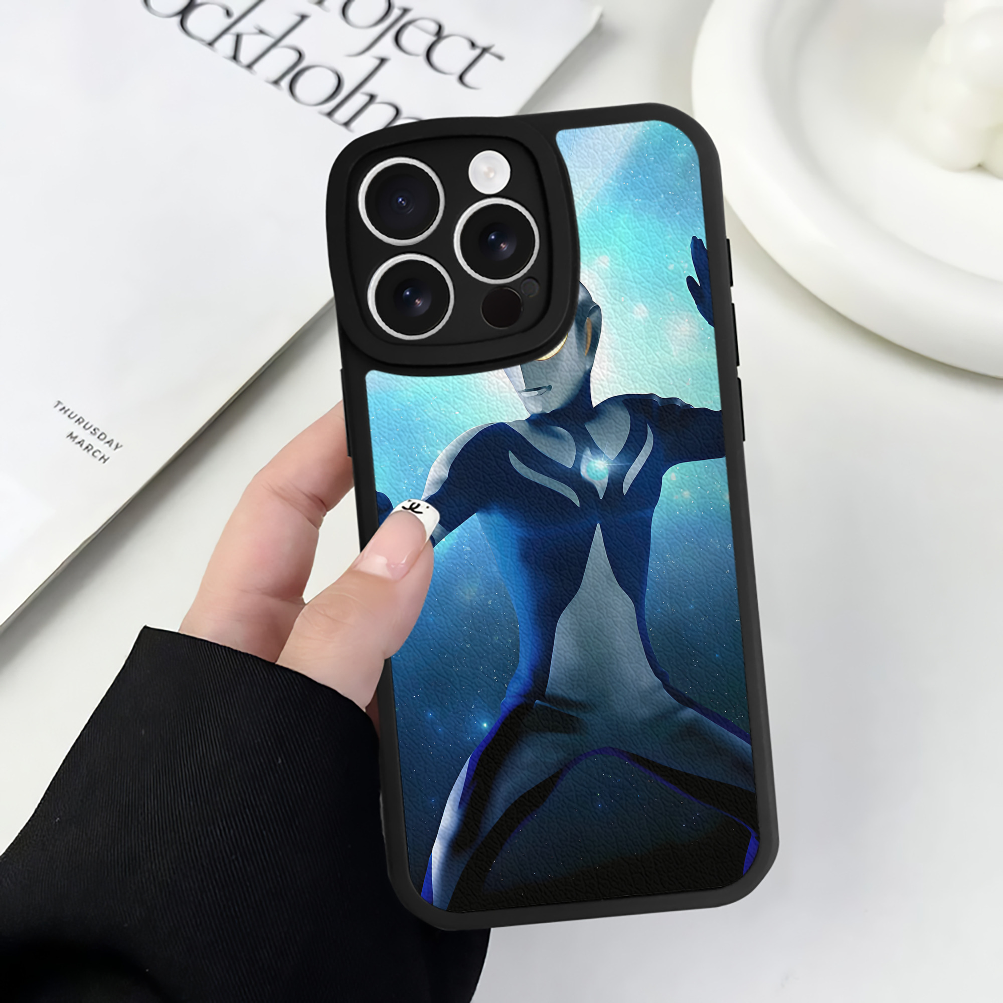 （画像用） ウルトラマン Ultraman 【iPhone 16シリーズ対応】シリコンスマホケース（レザー調） 材質：シリコン